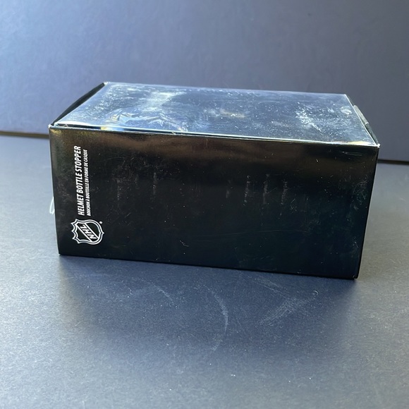 Winnipeg Jets Bottle Stopper New in box Helmet wine cork NHL Gift Barware Gift - Picture 6 of 7